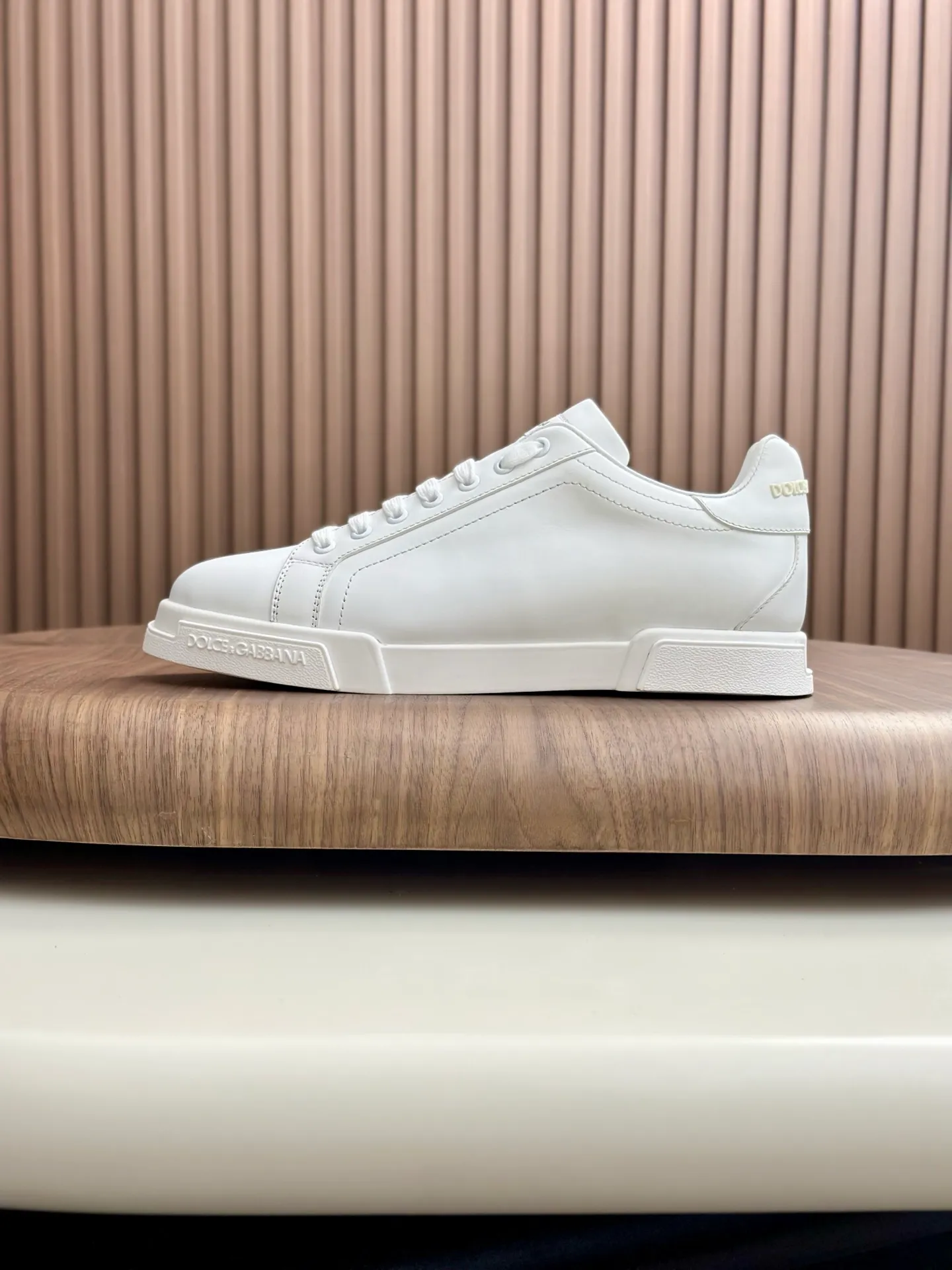 New product 💰800 DG Dolce & Gabbana men's shoes 💰ortofino calfskin sneakers ♞size; 39~44 (customized 38.45.46) Iconic men's shoes 💰ortofino series of sneakers, classic and timeless style, now presented with fashionable details. The calfskin engraved DG logo is a subtle finishing touch. Men's shoes💰ortofino calfskin sneakers: